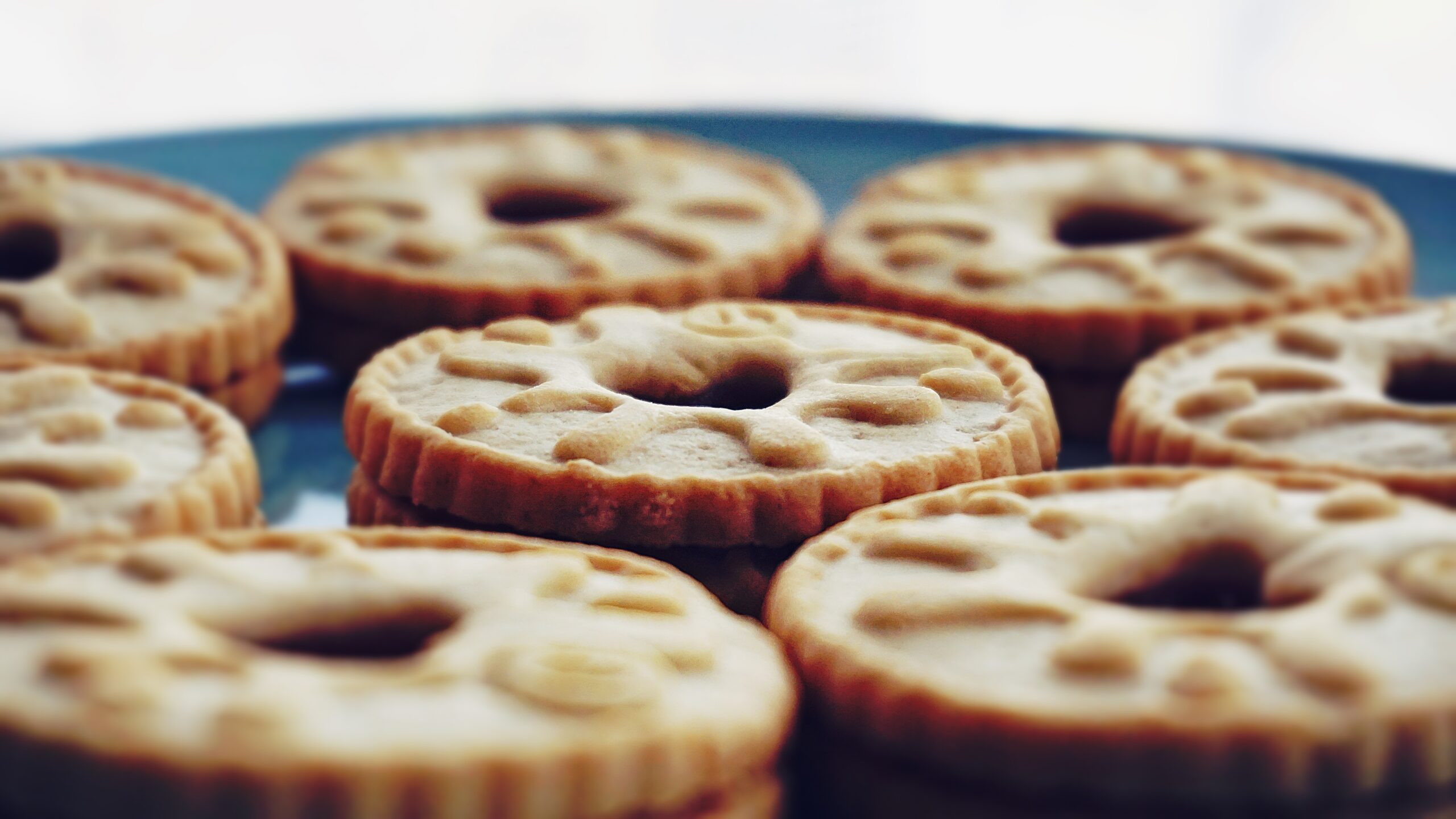 A plate of jammy dodgers